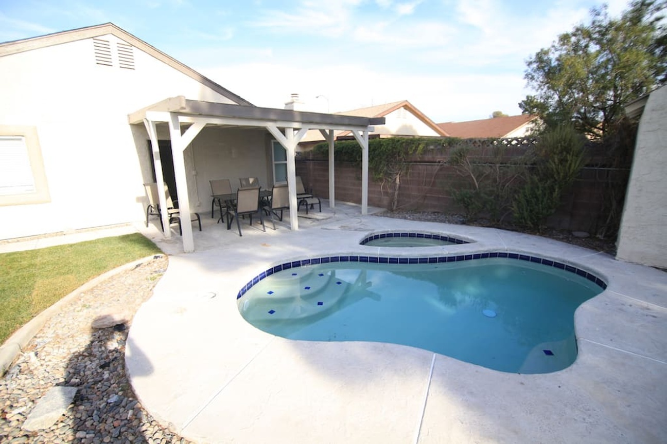 Elegant 1 Story W/ Pool close to strip & Shopping